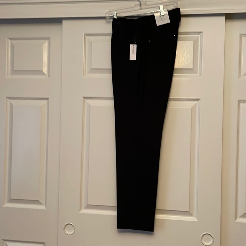 NWT Roz and Ali sits high on the waist and comfortable through the hip and thigh